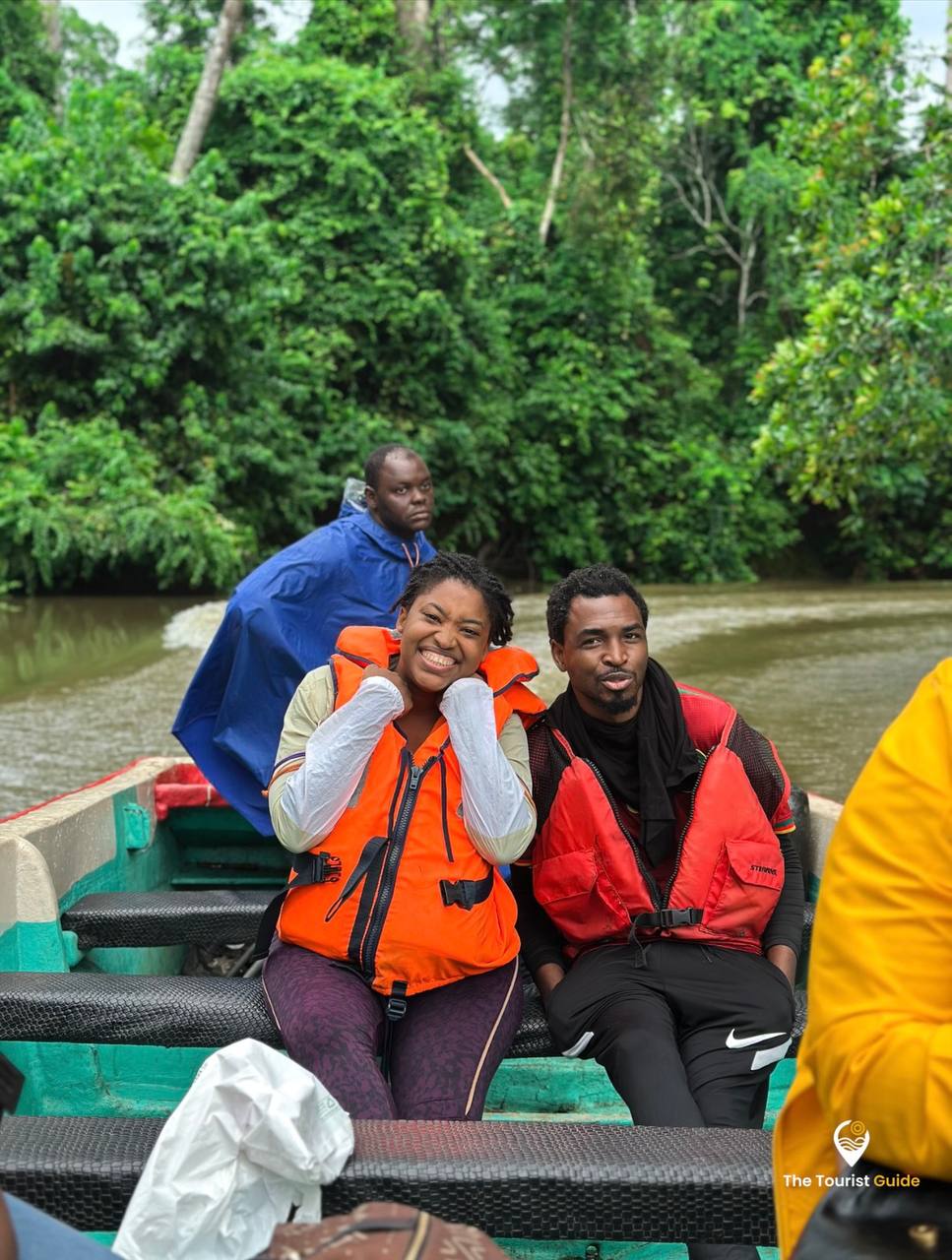 Voyageurs accompagnés par Kèna en pirogue au Cameroun
